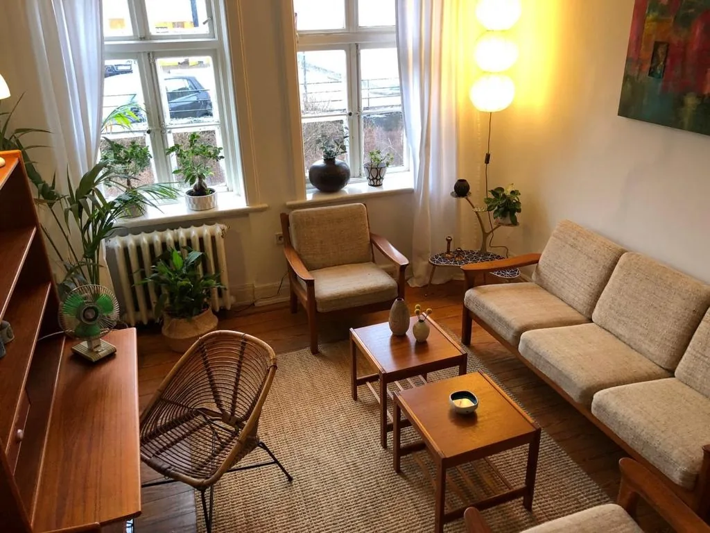 Ruhiger Praxisraum mit Sitzgruppe