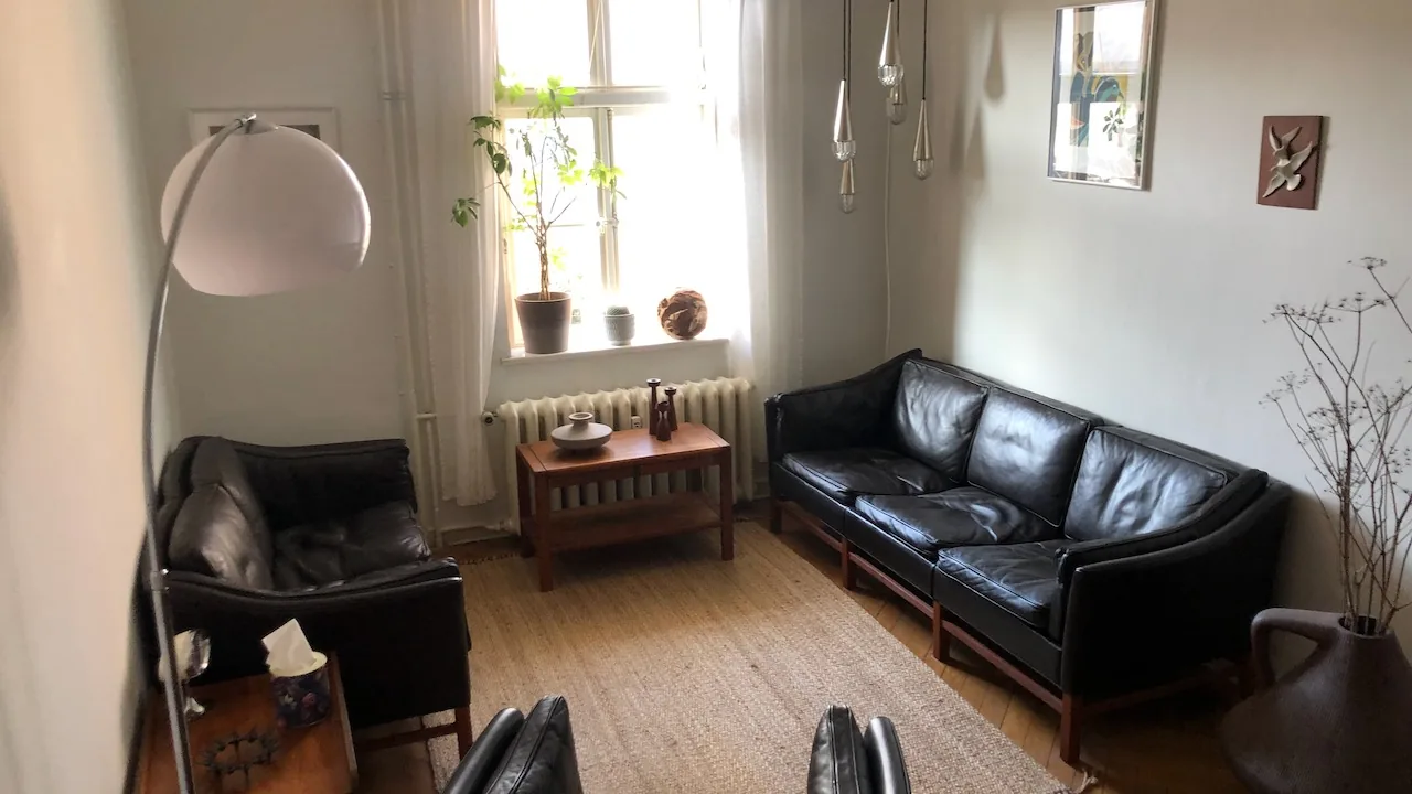 Warmer Praxisraum der Primärtherapie Kiel