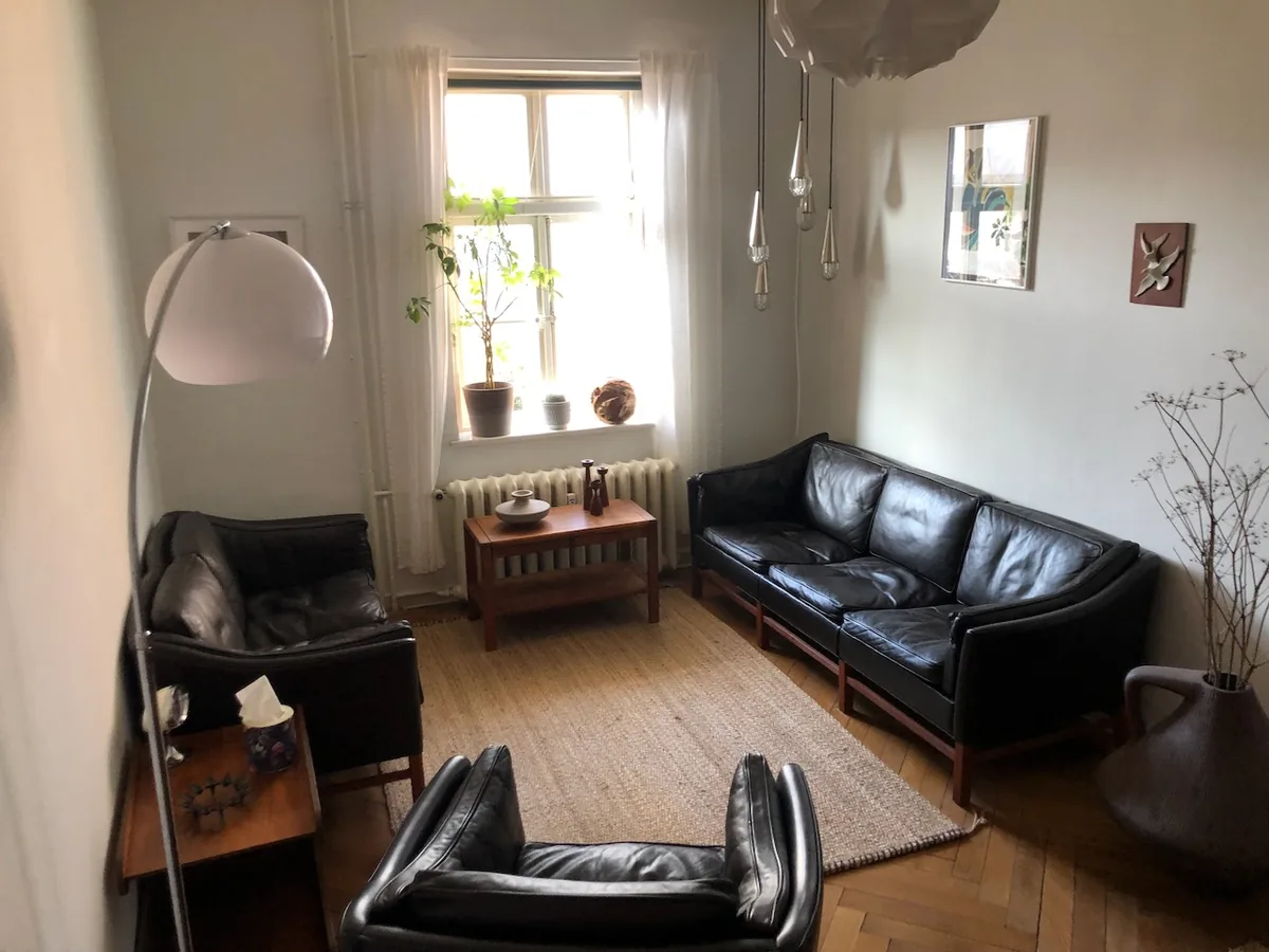 Ruhiger Beratungsraum in der Praxis Primärtherapie Kiel