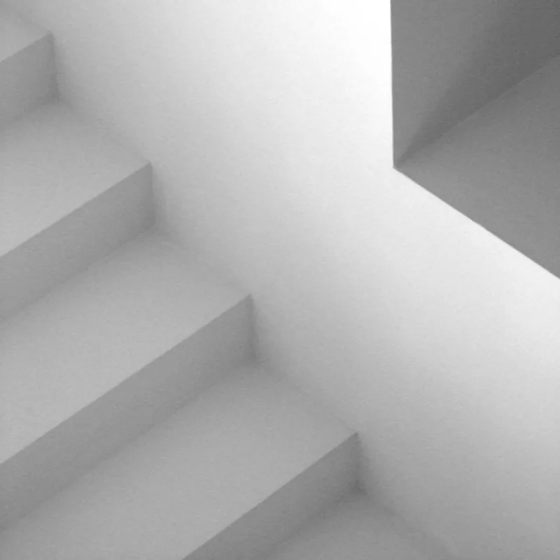 Helle Treppe als Symbol für Orientierung und nächsten Schritt