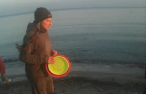 Sportliche Bewegung am Strand in weicher, nicht identifizierender Darstellung