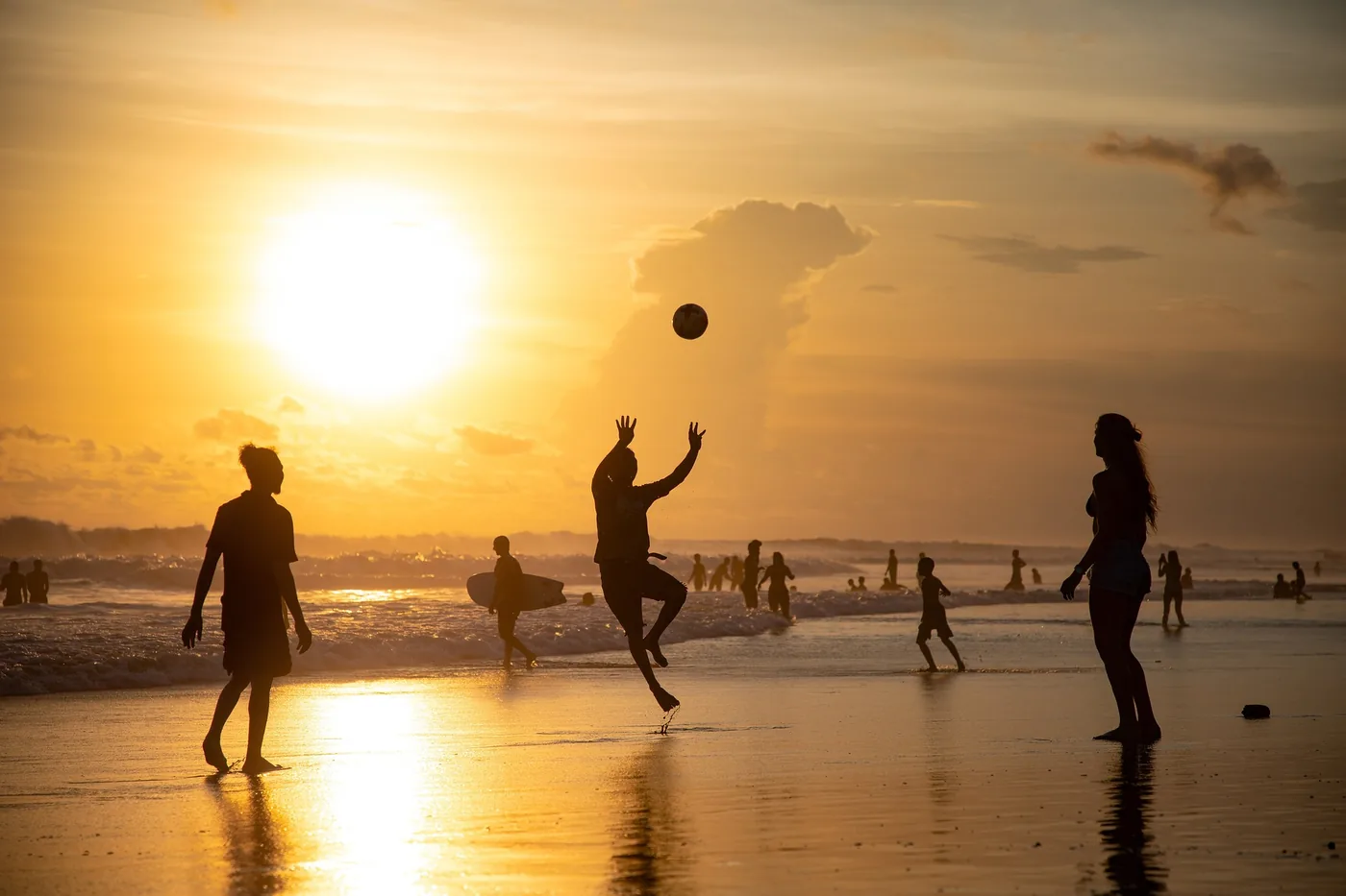 Bewegung am Strand als Symbol für Therapiesport und Lebendigkeit